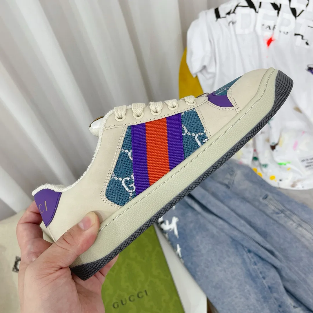 Ex-factory price: 540💰 GUCCI Gucci's newly upgraded back cover lining, top-notch old dirty shoes, classic casual sports shoes for couples, retro sneakers and old G family dirty shoes, updated at the counter simultaneously! ①The shoe upper has the same water-based edge coating process as the original version⚠️The ordinary oil edges on the market have a strong glue feel and are easy to fall off! Grade A first-layer nubuck leather (with pores)/matching computer embroidered double G cloth, high-density terry velvet lining. ② A PVC transparent small round mark sealing line is added to the details of the midsole. The mold is opened six times and the jewelry craftsmanship is used to customize the two-color double G buckle, striving to be the same as the original version. A pair of buttons is more than three times more expensive than ordinary buckles on the market. ③An old two-color washable label, the chip is placed on the outer waist of the right foot, the entire shoe is completely hollowed out with rubber technology, TUP material (rubber to distinguish the market) with the latest green packaging from the counter, 3D printed handbag, and a pair of shoelaces. There is no pressure when entering and exiting the counter. You can buy a 1:1 accurate replica of the original version and modify and upgrade it repeatedly. The details are perfectly restored, the materials are all customized, and they are truly top-notch. Please look at the details clearly to identify the quality. Upper: First-layer frosted cowhide/embroidered double G cloth. Lining: original high-density velvet lining. Foot pads: original pearlescent sheepskin. Outsole: private molded vacuum TPU material. Packaging: original top-grade full set packaging at the counter. Shoe size: women's size 35-40, men's size 39-44 (men's size 38, 45🉑️customized, non-returnable)